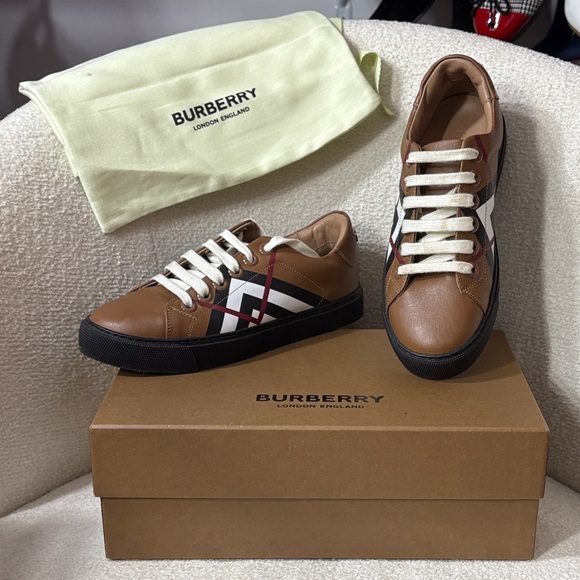 Burberry Trainers - Picture 1 of 7